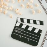 映画のカチンコとポップコーンの写真