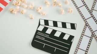 映画のカチンコとポップコーンの写真