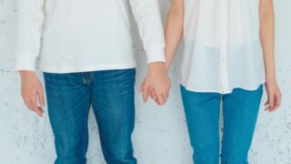 手をつなぐ二人