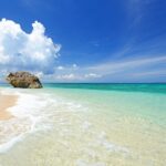 晴れた空と透き通った海