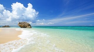 晴れた空と透き通った海